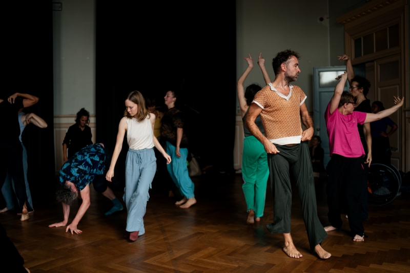 Foto van een groep dansende mensen, beeld van deze Open Dance Jam